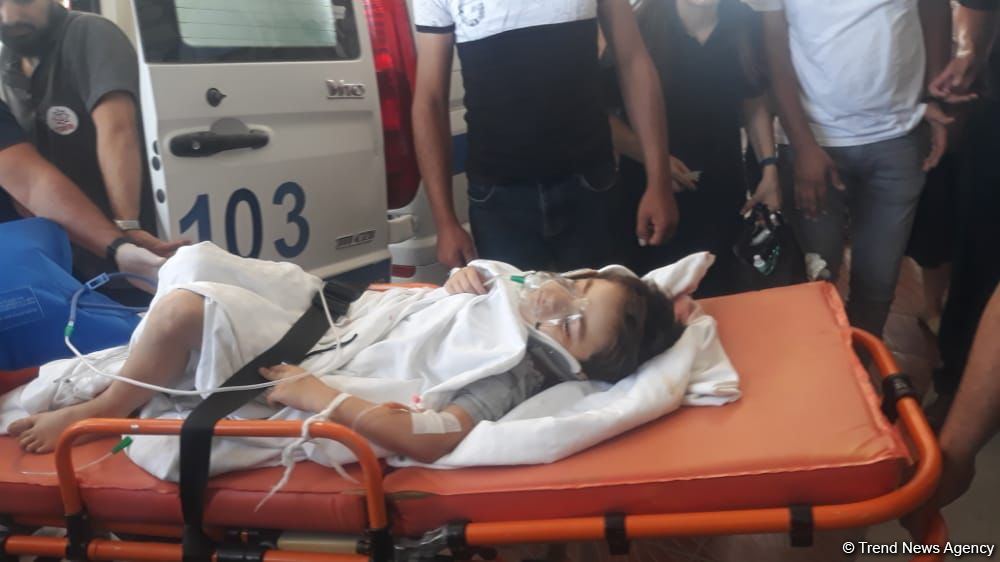 Bərdədə yolu keçmək istəyən 3 azyaşlını maşın vurub (FOTO)