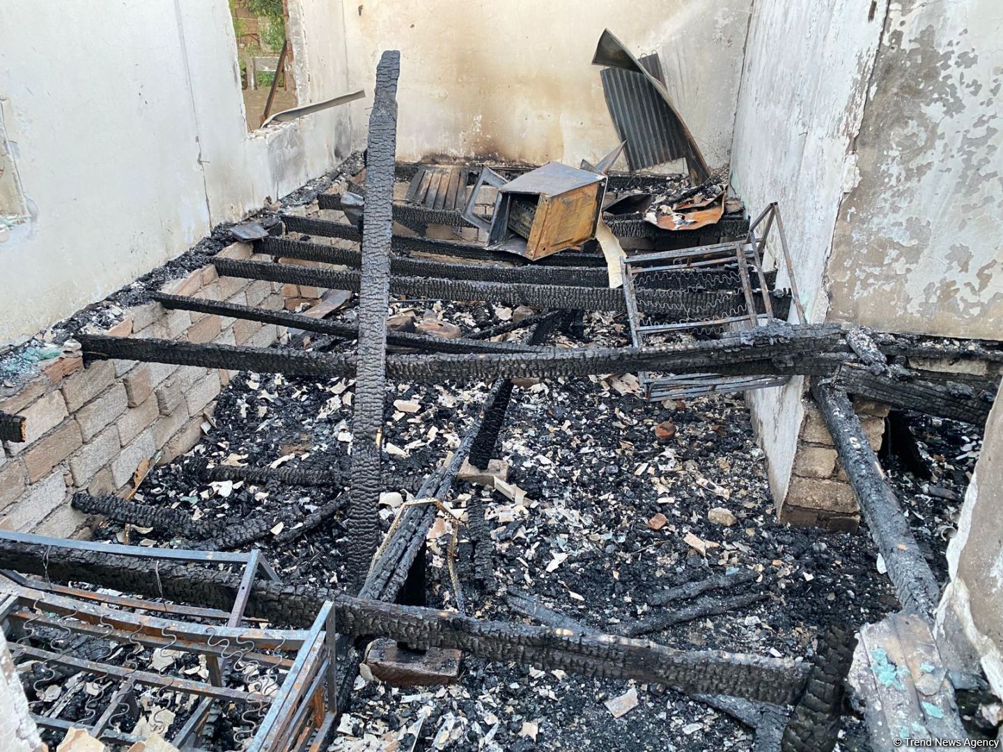 Ağcabədidə ev yanaraq külə dönüb (FOTO)