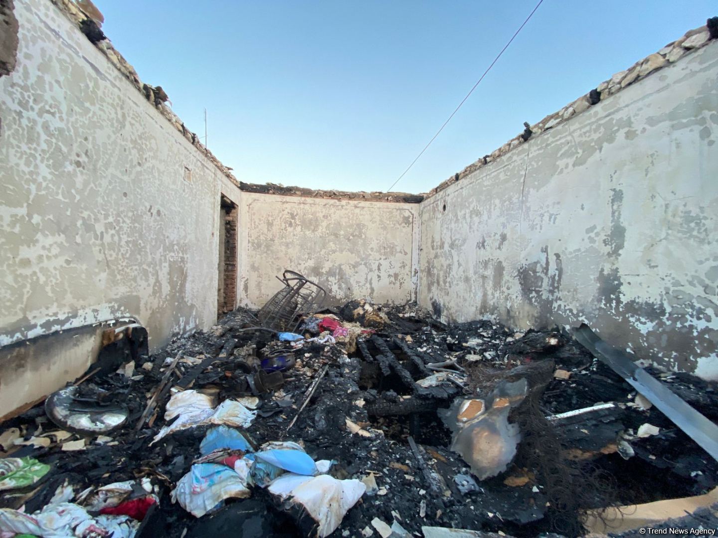 Ağcabədidə ev yanaraq külə dönüb (FOTO)