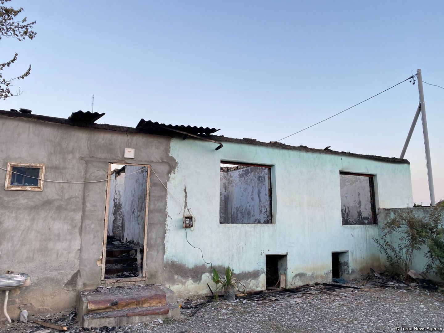 Ağcabədidə ev yanaraq külə dönüb (FOTO)