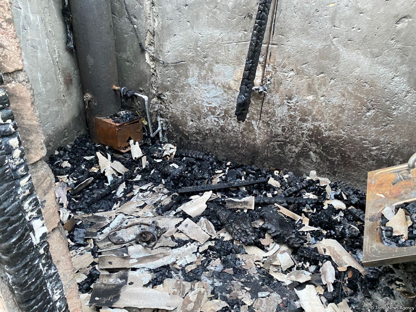 Ağcabədidə ev yanaraq külə dönüb (FOTO)