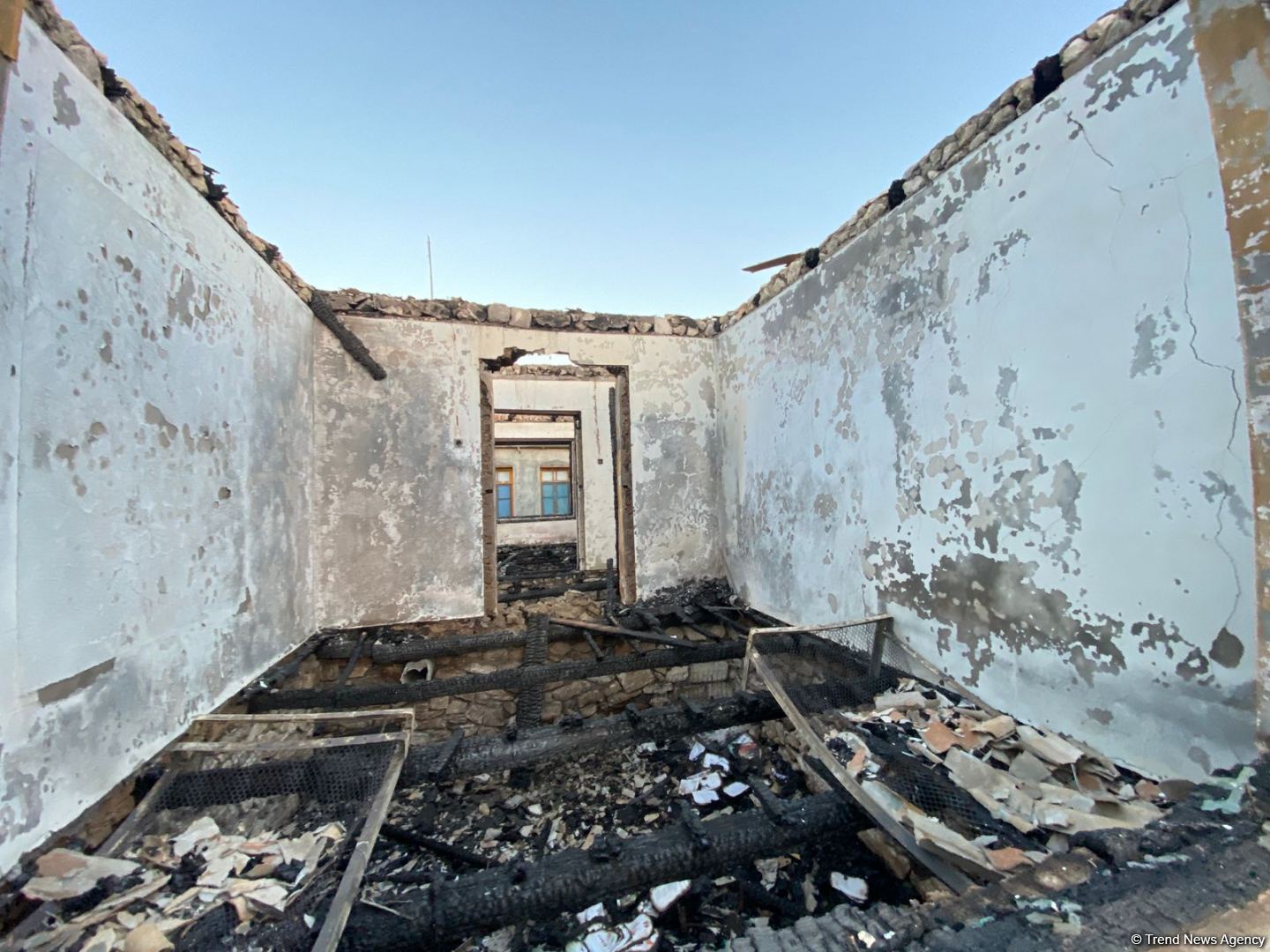 Ağcabədidə ev yanaraq külə dönüb (FOTO)