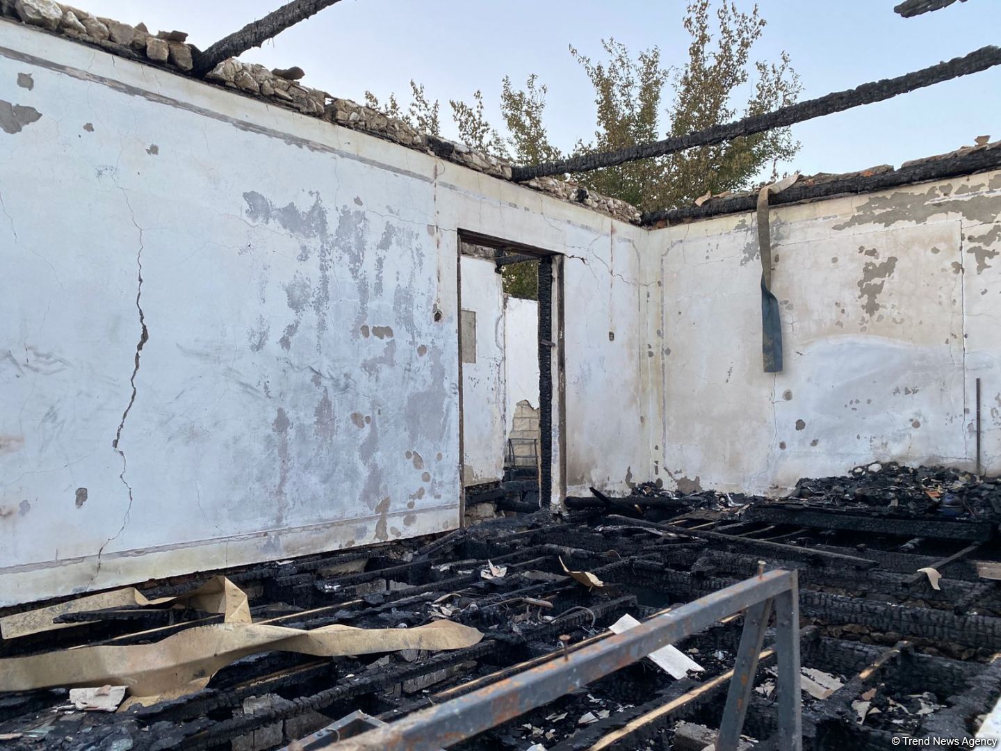 Ağcabədidə ev yanaraq külə dönüb (FOTO)