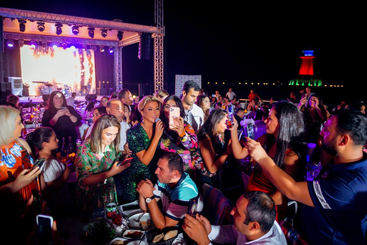Gülben Ergen Bakıda konsertdə böyük coşqu yaratdı (FOTO/VİDEO)