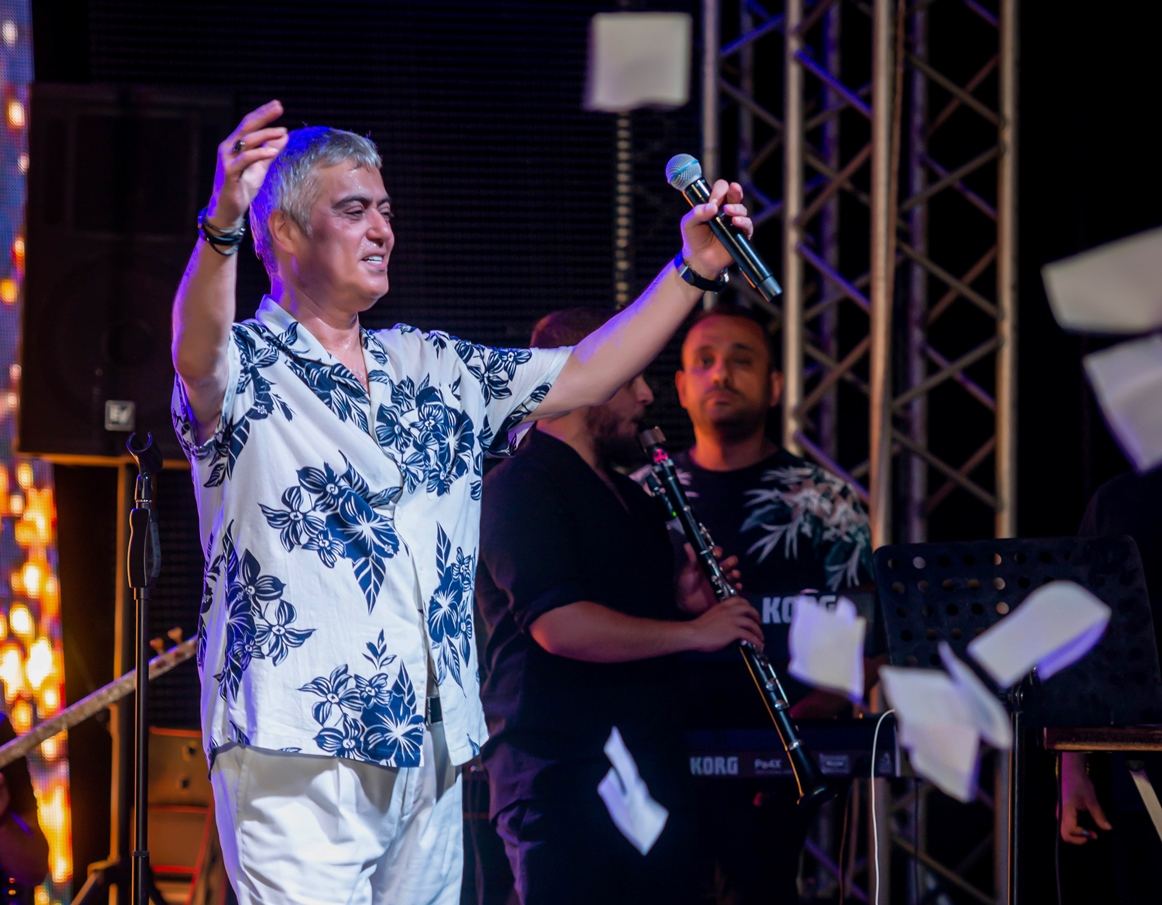 Çengiz Kurtoğlu Bakıdakı "Şazeli bahçe" festivalında konsertlə çixış edib (FOTO/VİDEO)