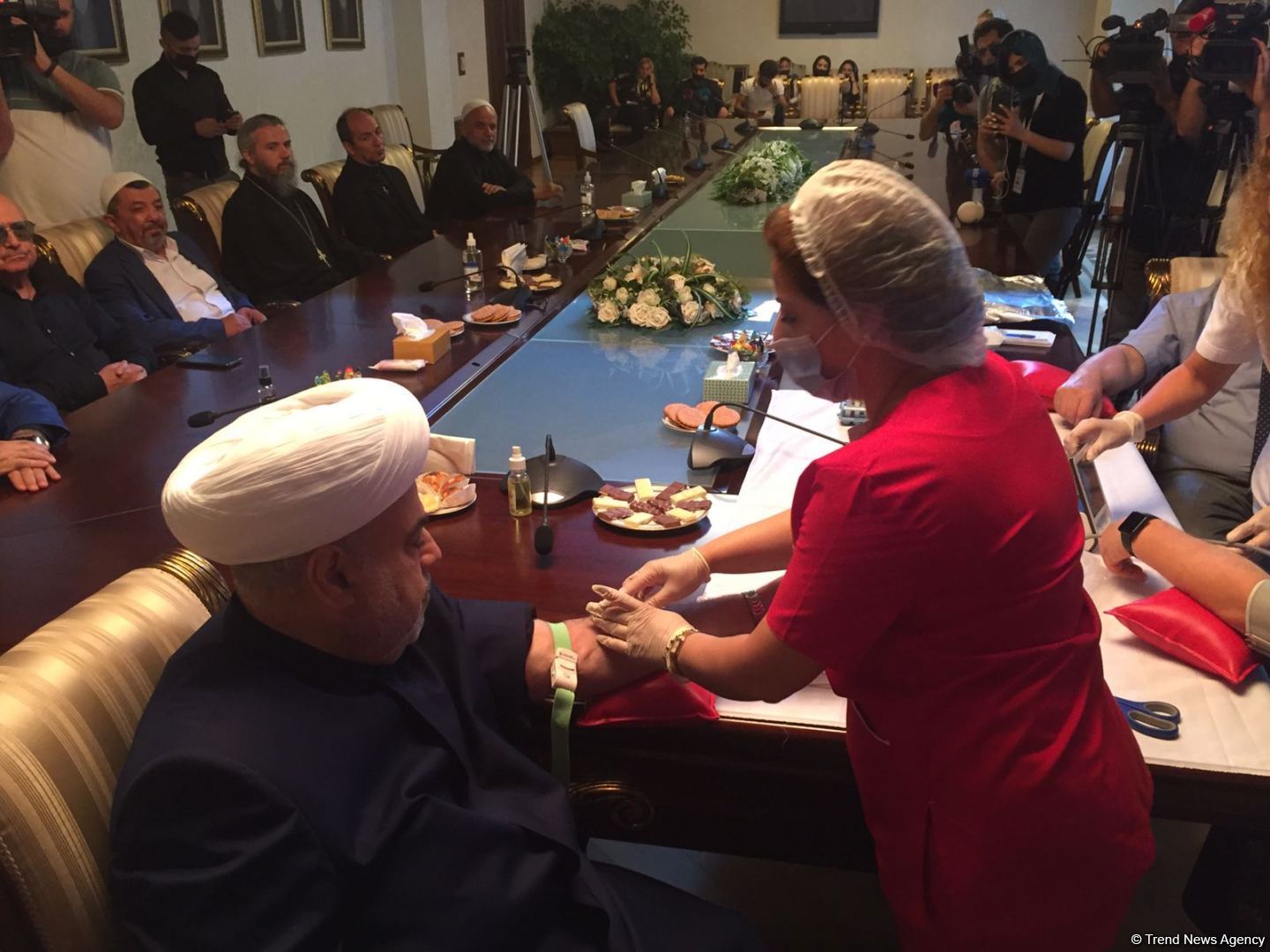 Azərbaycanda dini konfessiya rəhbərləri qanvermə aksiyasında iştirak ediblər (FOTO)