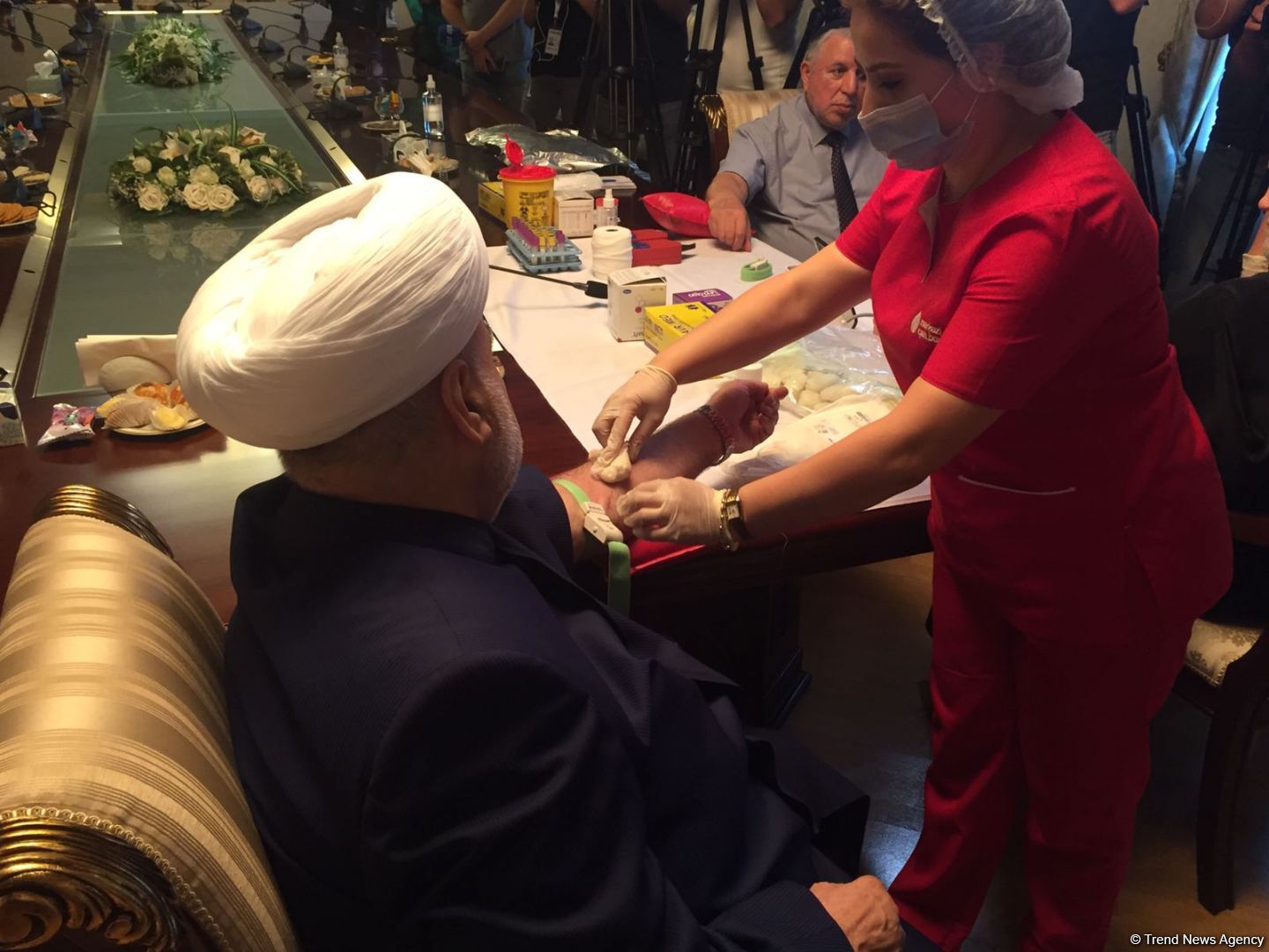 Azərbaycanda dini konfessiya rəhbərləri qanvermə aksiyasında iştirak ediblər (FOTO)