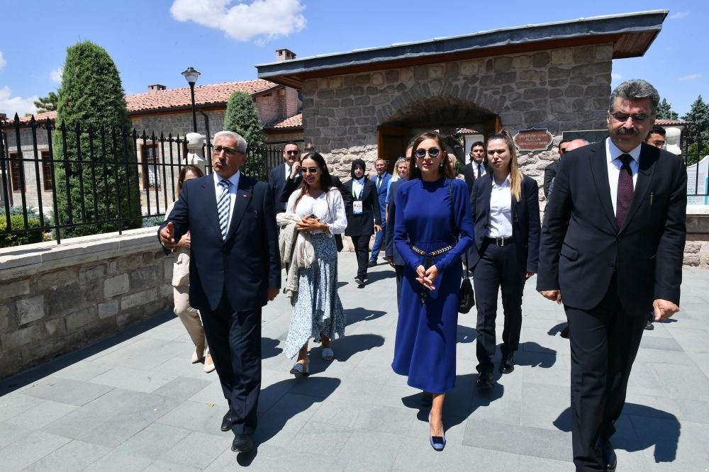 Birinci vitse-prezident Mehriban Əliyeva və Heydər Əliyev Fondunun vitse-prezidenti Leyla Əliyeva Konyada Mövlanə muzeyini ziyarət ediblər (FOTO/VİDEO)