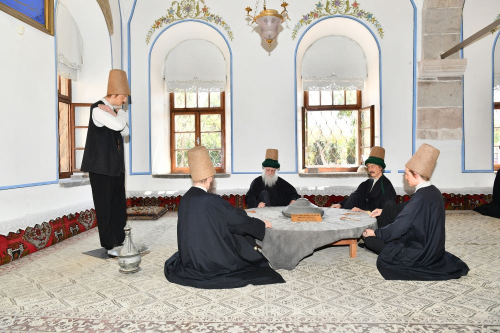Birinci vitse-prezident Mehriban Əliyeva və Heydər Əliyev Fondunun vitse-prezidenti Leyla Əliyeva Konyada Mövlanə muzeyini ziyarət ediblər (FOTO/VİDEO)