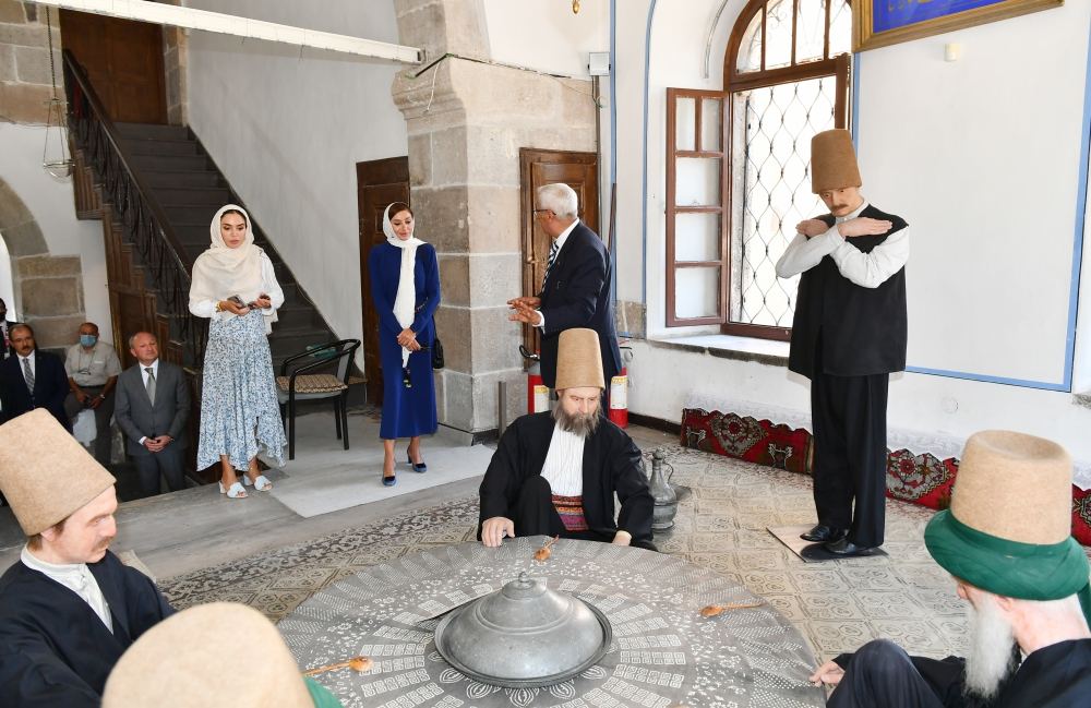 Birinci vitse-prezident Mehriban Əliyeva və Heydər Əliyev Fondunun vitse-prezidenti Leyla Əliyeva Konyada Mövlanə muzeyini ziyarət ediblər (FOTO/VİDEO)