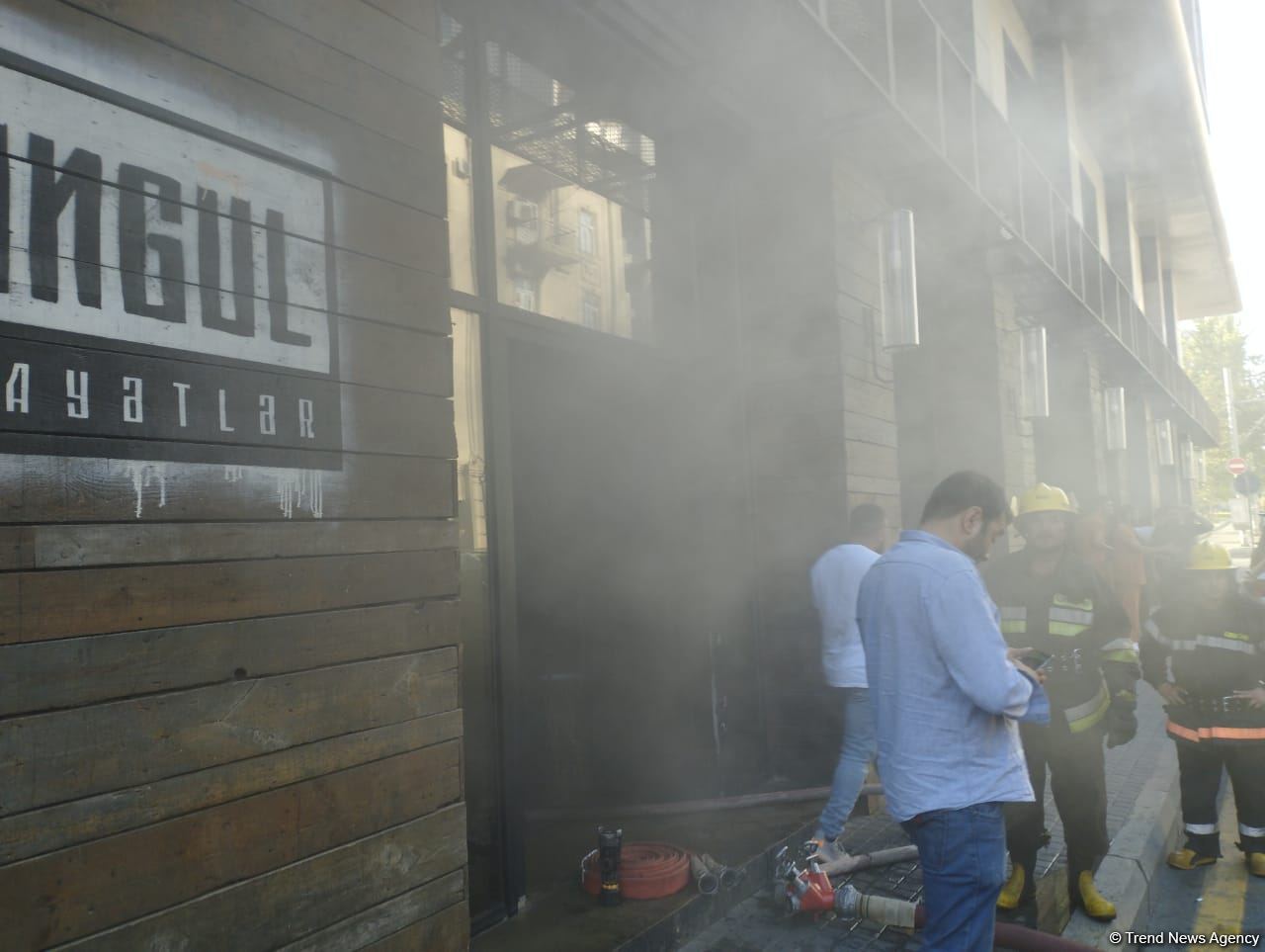 Bakının mərkəzindəki məşhur restoranda yanın söndürülüb (FOTO)