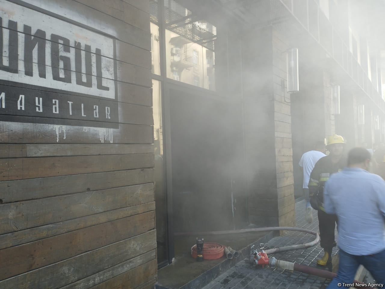 Bakının mərkəzindəki məşhur restoranda yanın söndürülüb (FOTO)