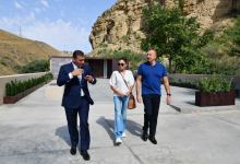Prezident İlham Əliyev və Birinci xanım Mehriban Əliyeva Qobustan rayonunda “Diri Baba” türbəsində aparılan yenidənqurma işləri ilə tanış olublar (YENİLƏNİB) (FOTO/VİDEO)