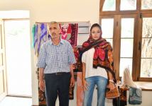 Birinci xanım Mehriban Əliyeva Basqalda kəlağayıya naxış vurub (FOTO/VİDEO)