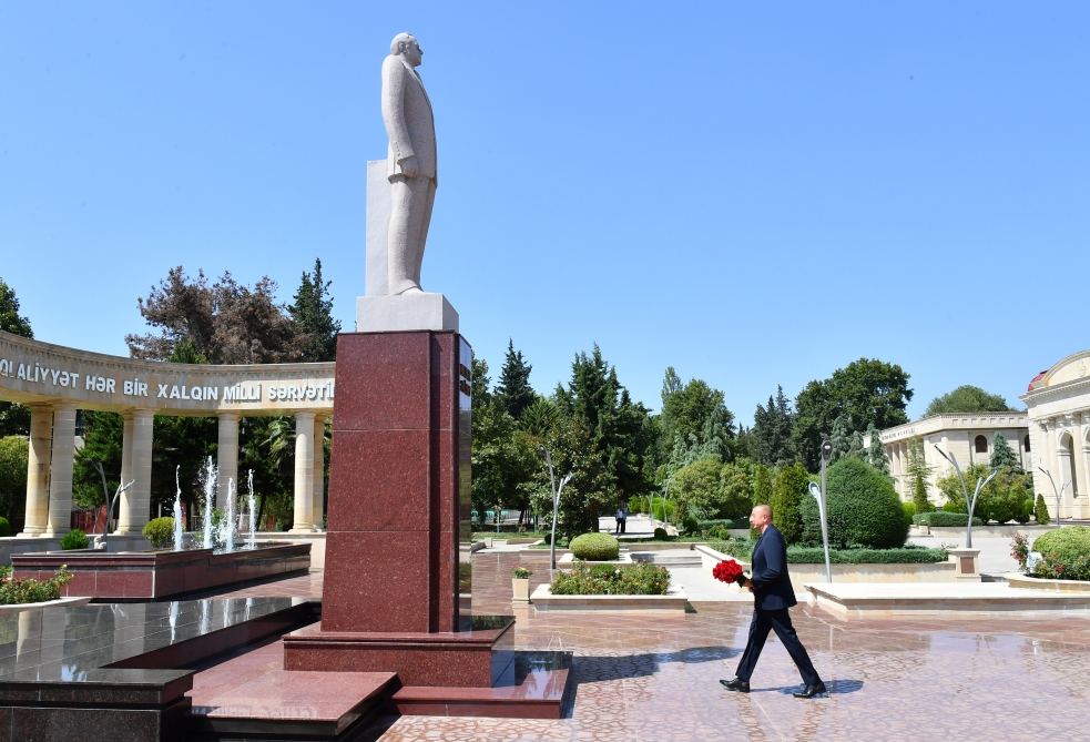 Prezident İlham Əliyev Ağsuda ulu öndər Heydər Əliyevin abidəsini ziyarət edib (FOTO/VİDEO)