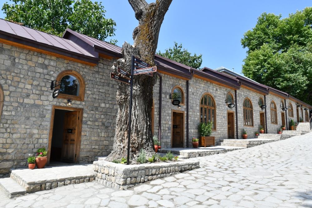 Prezident İlham Əliyev və Birinci xanım Mehriban Əliyeva “Basqal” Dövlət Tarix-Memarlıq Qoruğu ərazisində tikinti-bərpa işləri ilə tanış olublar (YENİLƏNİB-2) (FOTO/VİDEO)