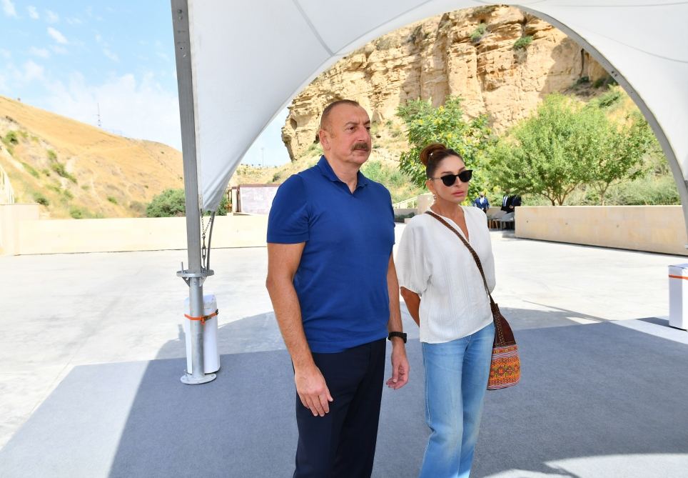 Prezident İlham Əliyev və Birinci xanım Mehriban Əliyeva Qobustan rayonunda “Diri Baba” türbəsində aparılan yenidənqurma işləri ilə tanış olublar (YENİLƏNİB) (FOTO/VİDEO)