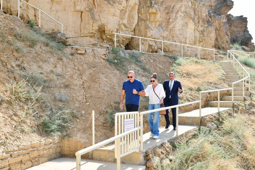 Prezident İlham Əliyev və Birinci xanım Mehriban Əliyeva Qobustan rayonunda “Diri Baba” türbəsində aparılan yenidənqurma işləri ilə tanış olublar (YENİLƏNİB) (FOTO/VİDEO)