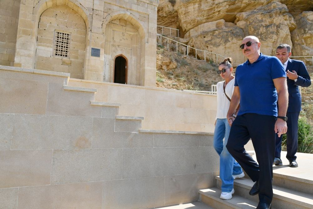 Prezident İlham Əliyev və Birinci xanım Mehriban Əliyeva Qobustan rayonunda “Diri Baba” türbəsində aparılan yenidənqurma işləri ilə tanış olublar (YENİLƏNİB) (FOTO/VİDEO)