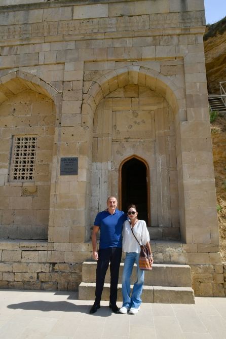 Prezident İlham Əliyev və Birinci xanım Mehriban Əliyeva Qobustan rayonunda “Diri Baba” türbəsində aparılan yenidənqurma işləri ilə tanış olublar (YENİLƏNİB) (FOTO/VİDEO)