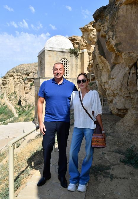 Prezident İlham Əliyev və Birinci xanım Mehriban Əliyeva Qobustan rayonunda “Diri Baba” türbəsində aparılan yenidənqurma işləri ilə tanış olublar (YENİLƏNİB) (FOTO/VİDEO)