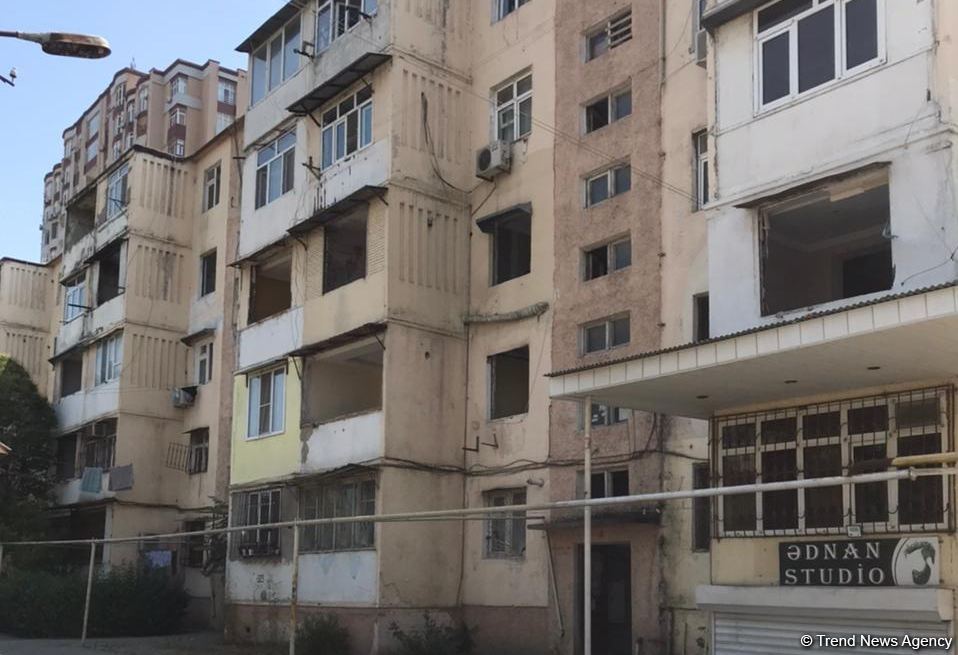 Bakının bu rayonunda yaşayış binası sökülür (FOTO)