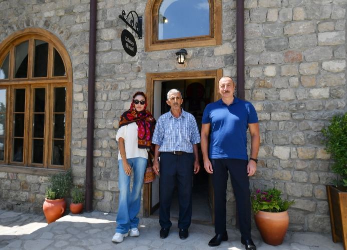 Birinci xanım Mehriban Əliyeva Basqalda kəlağayıya naxış vurub (FOTO/VİDEO)