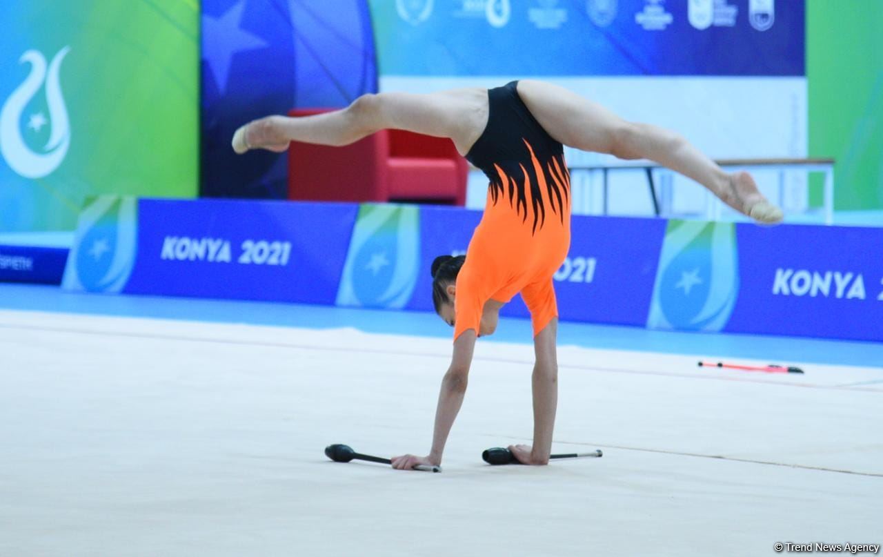 Zöhrə Ağamirova gürzlərlə hərəkətlərdə qızıl medal qazanıb (FOTO)