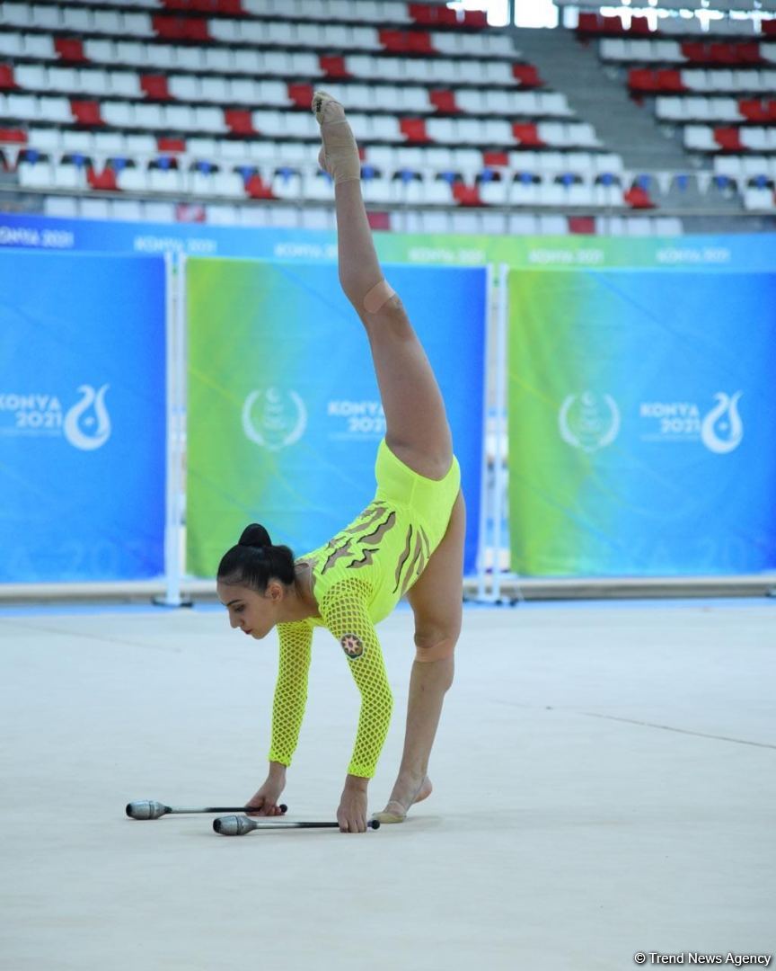 Zöhrə Ağamirova gürzlərlə hərəkətlərdə qızıl medal qazanıb (FOTO)