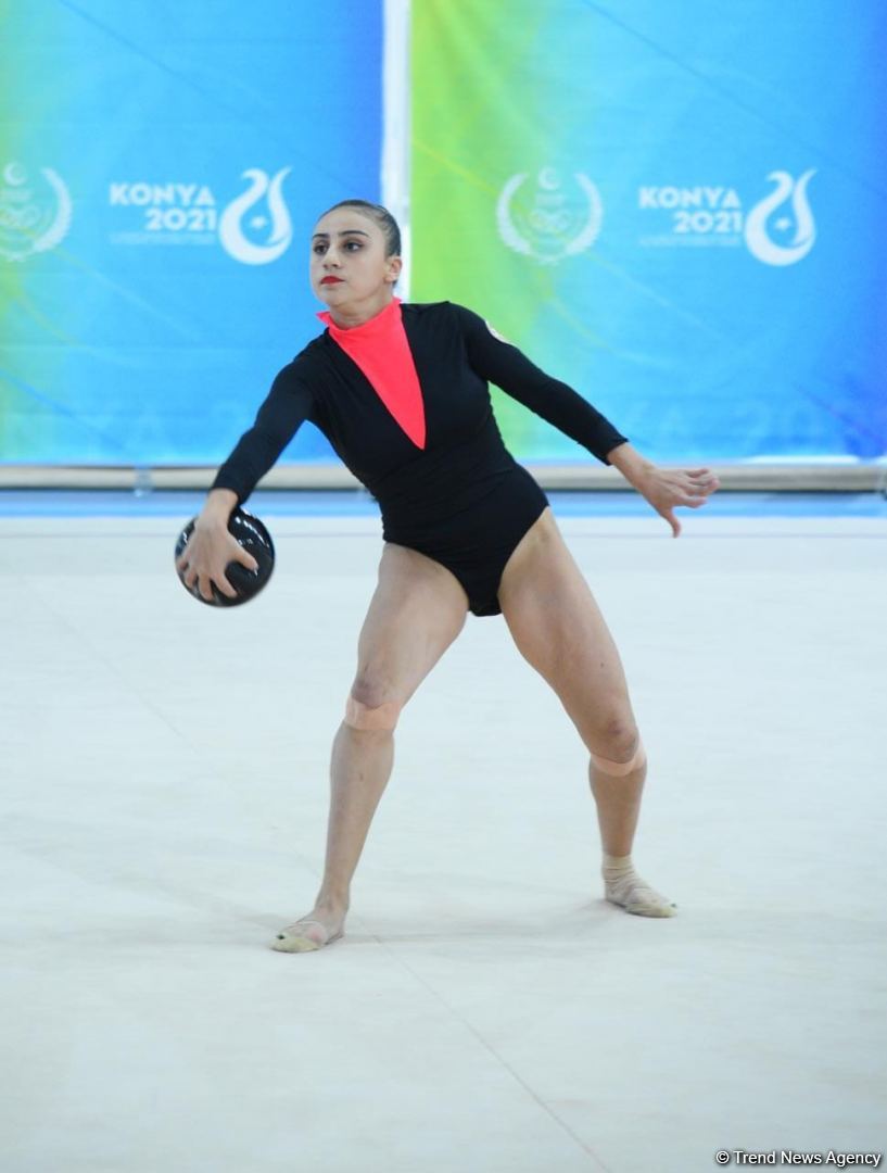 Zöhrə Ağamirova topla hərəkətlərdə bürünc medal qazanıb (FOTO)