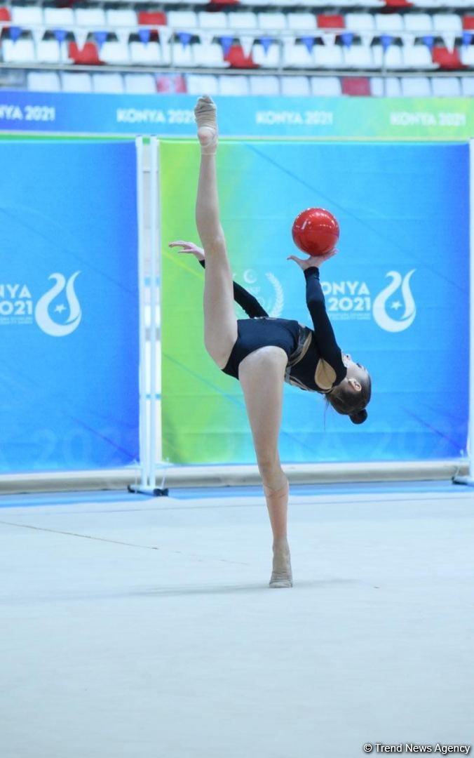 Zöhrə Ağamirova topla hərəkətlərdə bürünc medal qazanıb (FOTO)