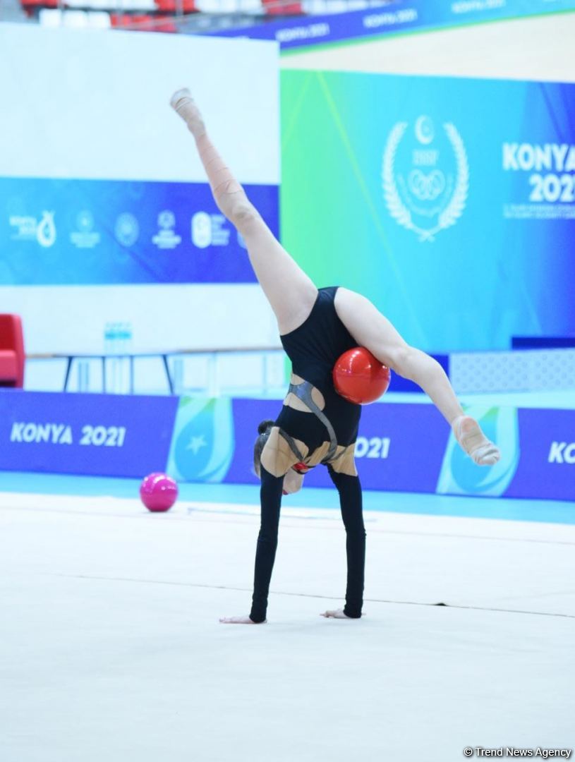 Zöhrə Ağamirova topla hərəkətlərdə bürünc medal qazanıb (FOTO)