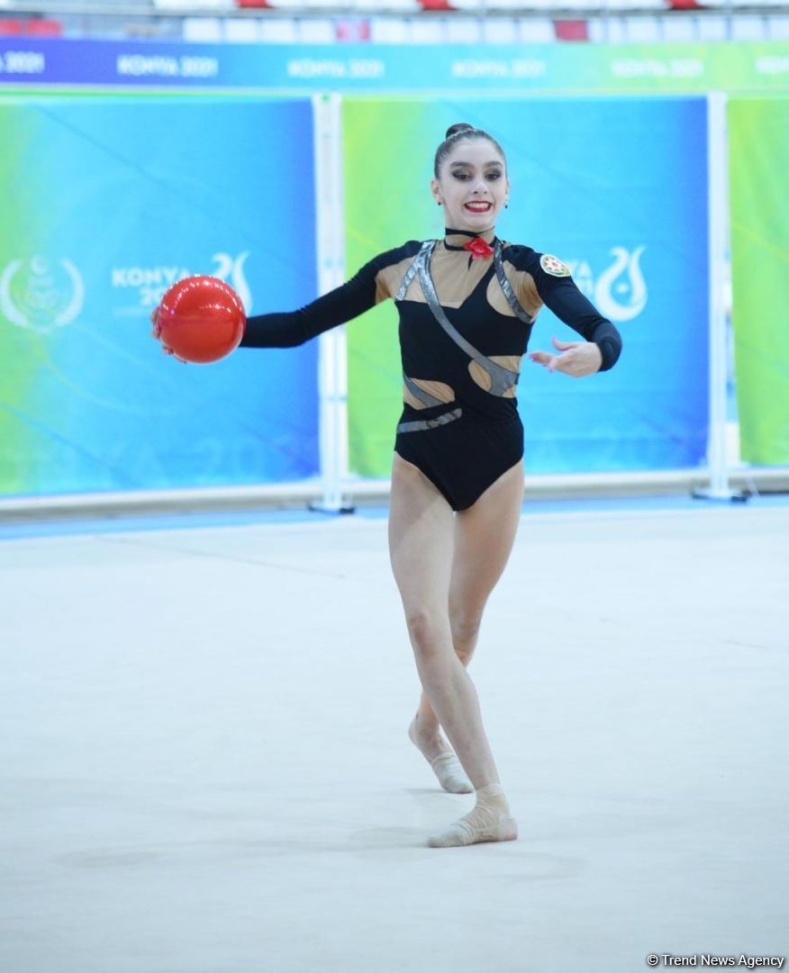 Zöhrə Ağamirova topla hərəkətlərdə bürünc medal qazanıb (FOTO)