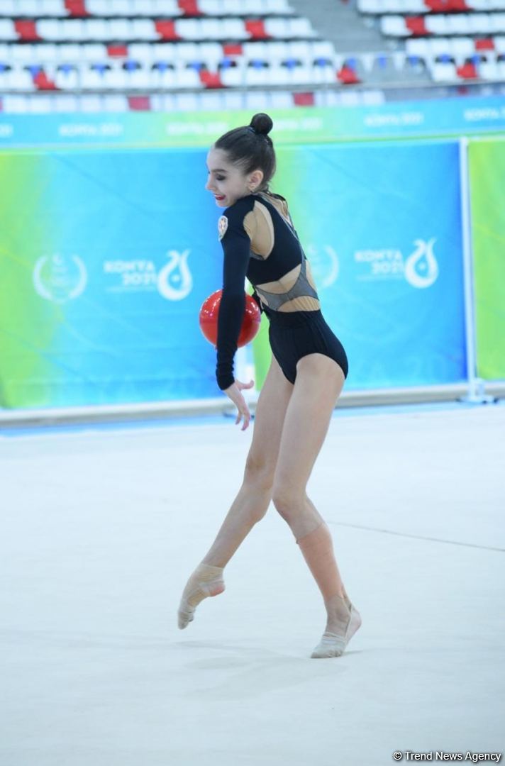 Zöhrə Ağamirova topla hərəkətlərdə bürünc medal qazanıb (FOTO)