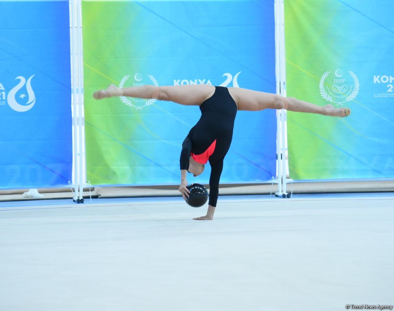Zöhrə Ağamirova topla hərəkətlərdə bürünc medal qazanıb (FOTO)