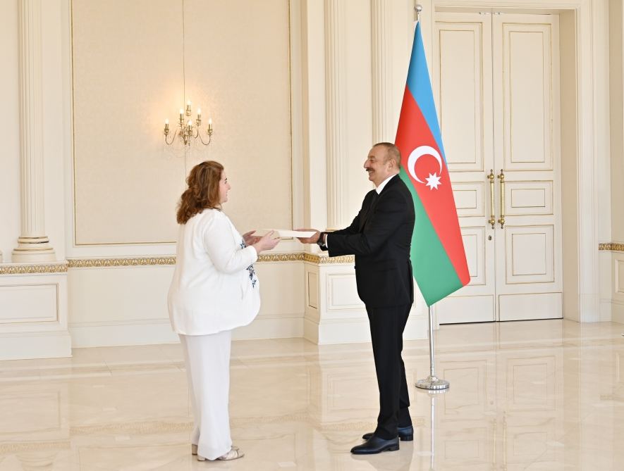 Prezident İlham Əliyev Argentinanın Azərbaycanda yeni təyin olunan səfirinin etimadnaməsini qəbul edib (FOTO/VİDEO) (YENİLƏNİB)