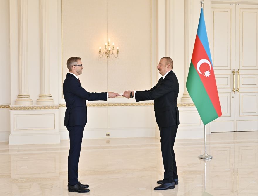 Prezident İlham Əliyev İsveçin Azərbaycanda yeni təyin olunan səfirinin etimadnaməsini qəbul edib (FOTO/VİDEO) (YENİLƏNİB)