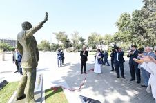 Prezident İlham Əliyev və Birinci xanım Mehriban Əliyeva Bakının Dənizkənarı Milli Parkında Müslüm Maqomayevin abidəsinin açılışında iştirak ediblər (YENİLƏNİB) (FOTO/VİDEO)