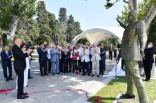 Prezident İlham Əliyev və Birinci xanım Mehriban Əliyeva Bakının Dənizkənarı Milli Parkında Müslüm Maqomayevin abidəsinin açılışında iştirak ediblər (YENİLƏNİB) (FOTO/VİDEO)