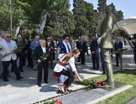 Prezident İlham Əliyev və Birinci xanım Mehriban Əliyeva Bakının Dənizkənarı Milli Parkında Müslüm Maqomayevin abidəsinin açılışında iştirak ediblər (YENİLƏNİB) (FOTO/VİDEO)