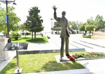 Prezident İlham Əliyev və Birinci xanım Mehriban Əliyeva Bakının Dənizkənarı Milli Parkında Müslüm Maqomayevin abidəsinin açılışında iştirak ediblər (YENİLƏNİB) (FOTO/VİDEO)