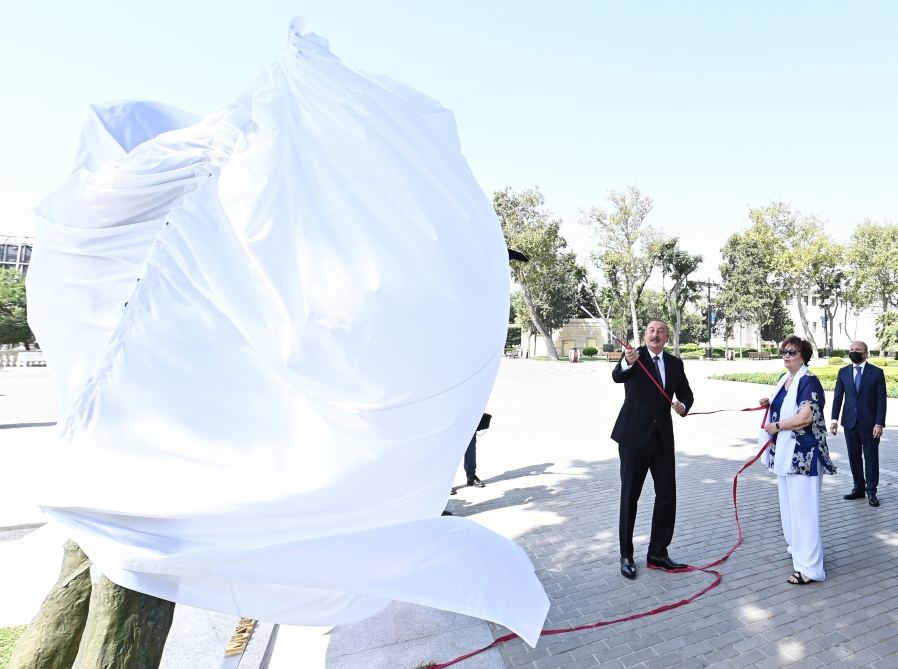 Prezident İlham Əliyev və Birinci xanım Mehriban Əliyeva Bakının Dənizkənarı Milli Parkında Müslüm Maqomayevin abidəsinin açılışında iştirak ediblər (YENİLƏNİB) (FOTO/VİDEO)