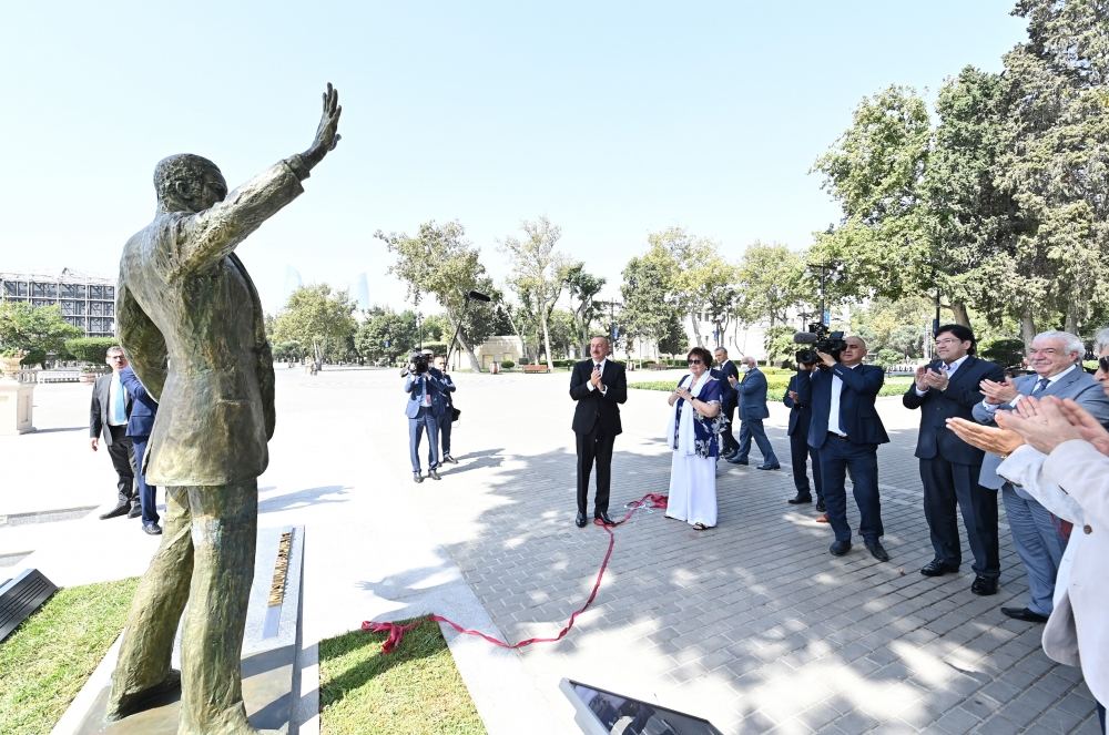 Prezident İlham Əliyev və Birinci xanım Mehriban Əliyeva Bakının Dənizkənarı Milli Parkında Müslüm Maqomayevin abidəsinin açılışında iştirak ediblər (YENİLƏNİB) (FOTO/VİDEO)