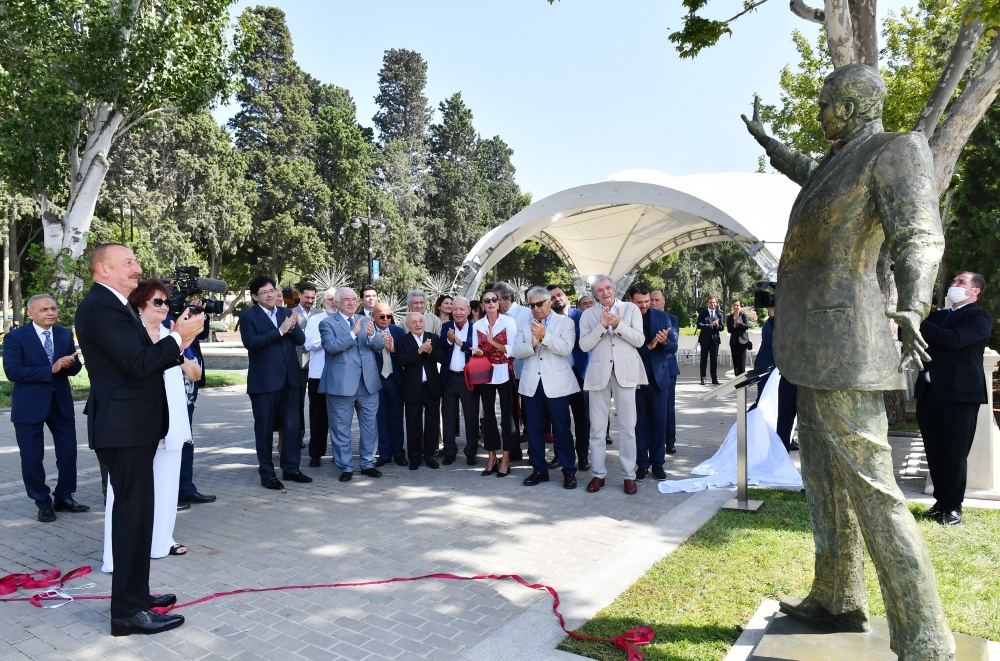 Prezident İlham Əliyev və Birinci xanım Mehriban Əliyeva Bakının Dənizkənarı Milli Parkında Müslüm Maqomayevin abidəsinin açılışında iştirak ediblər (YENİLƏNİB) (FOTO/VİDEO)