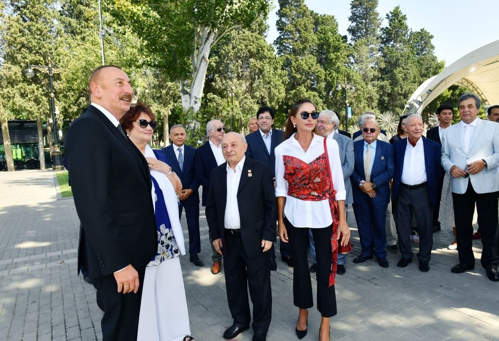Prezident İlham Əliyev və Birinci xanım Mehriban Əliyeva Bakının Dənizkənarı Milli Parkında Müslüm Maqomayevin abidəsinin açılışında iştirak ediblər (YENİLƏNİB) (FOTO/VİDEO)