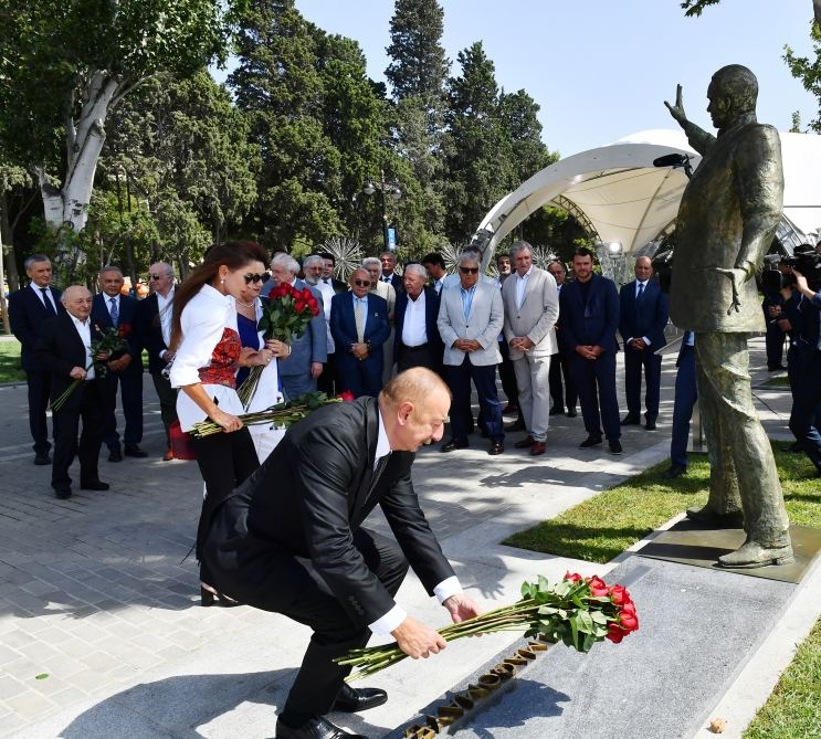 Prezident İlham Əliyev və Birinci xanım Mehriban Əliyeva Bakının Dənizkənarı Milli Parkında Müslüm Maqomayevin abidəsinin açılışında iştirak ediblər (YENİLƏNİB) (FOTO/VİDEO)