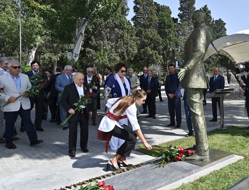 Prezident İlham Əliyev və Birinci xanım Mehriban Əliyeva Bakının Dənizkənarı Milli Parkında Müslüm Maqomayevin abidəsinin açılışında iştirak ediblər (YENİLƏNİB) (FOTO/VİDEO)