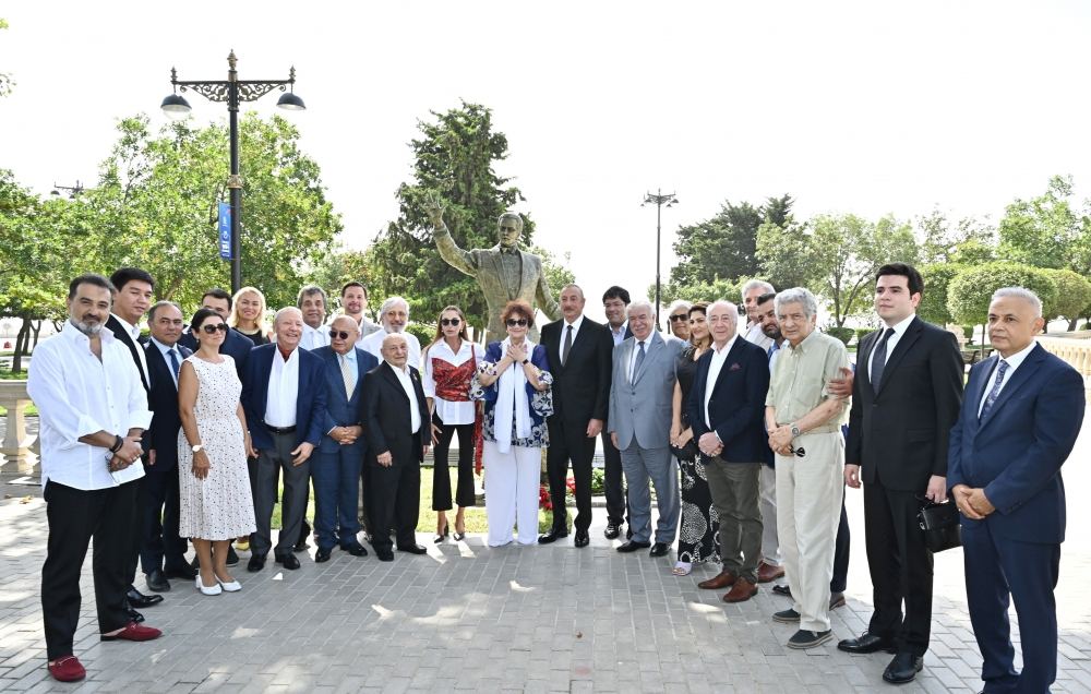 Prezident İlham Əliyev və Birinci xanım Mehriban Əliyeva Bakının Dənizkənarı Milli Parkında Müslüm Maqomayevin abidəsinin açılışında iştirak ediblər (YENİLƏNİB) (FOTO/VİDEO)
