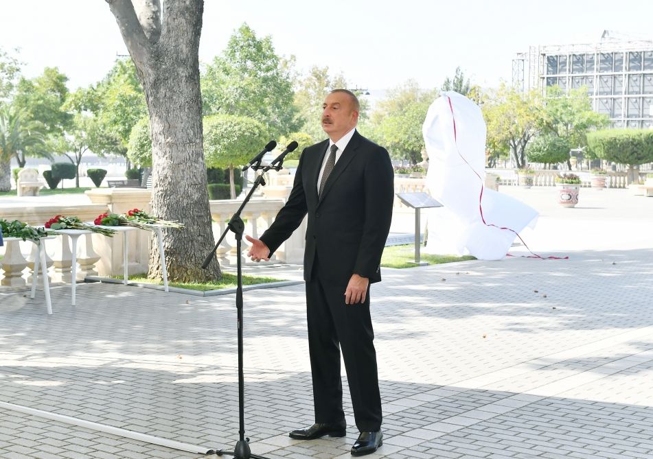 Prezident İlham Əliyev və Birinci xanım Mehriban Əliyeva Bakının Dənizkənarı Milli Parkında Müslüm Maqomayevin abidəsinin açılışında iştirak ediblər (YENİLƏNİB) (FOTO/VİDEO)