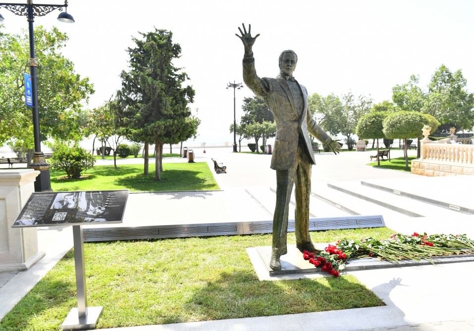 Prezident İlham Əliyev və Birinci xanım Mehriban Əliyeva Bakının Dənizkənarı Milli Parkında Müslüm Maqomayevin abidəsinin açılışında iştirak ediblər (YENİLƏNİB) (FOTO/VİDEO)